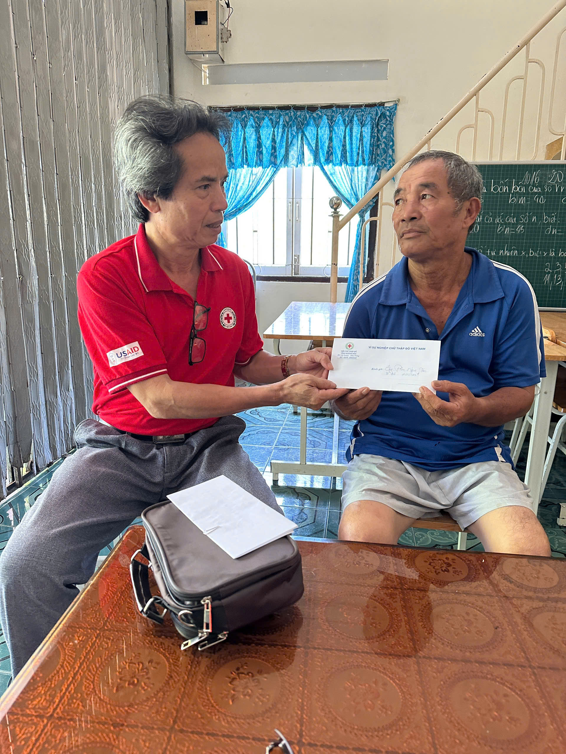 Hội Chữ thập đỏ tỉnh Khánh Hoà trao hỗ trợ 2 triệu đồng cho hoàn cảnh khó khăn tại phường Nam Nha Trang  (English below)